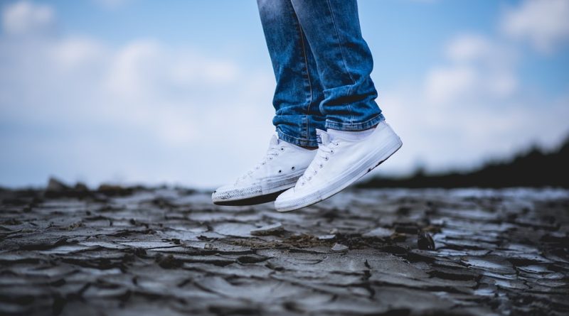 Bílé tenisky hrají prim. Čtyři outfity, kde jsou nepostradateln